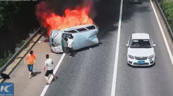 Pahlawan Sehari: Pria Ini Menyelamatkan Bayi dari Mobil Terbakar